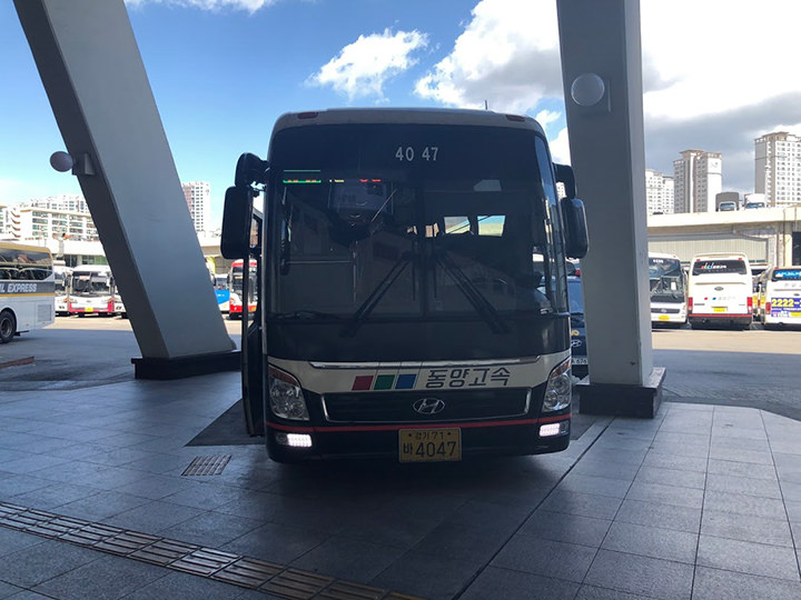 大巴正面标有发车时间,目的地,途径地等信息