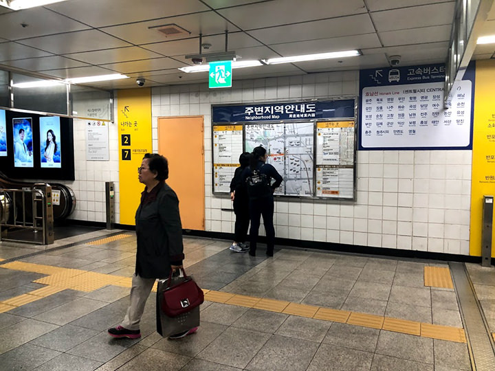 搭乘2,7号出口旁的自动扶梯