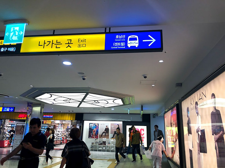 从自动扶梯下来后,沿着头顶上方方向直走后第一个拐角右转