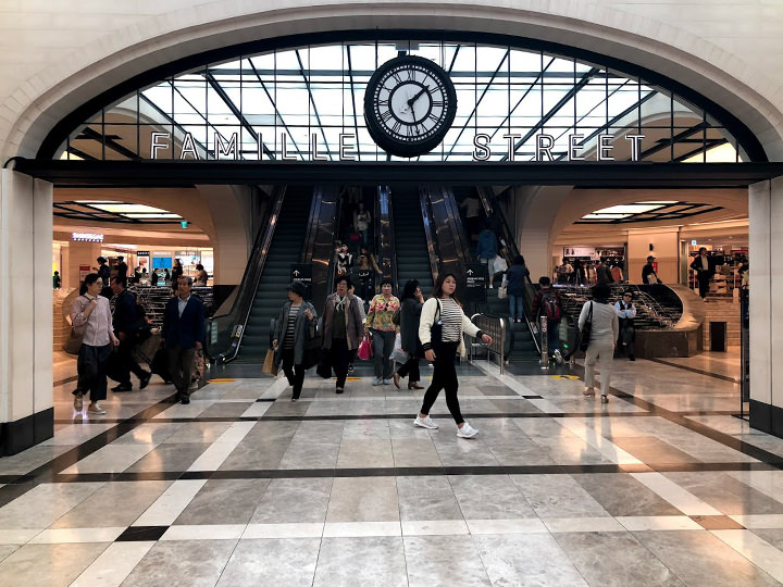 进入商场后就能看见「FAMILLE STREET」乘坐自动扶梯