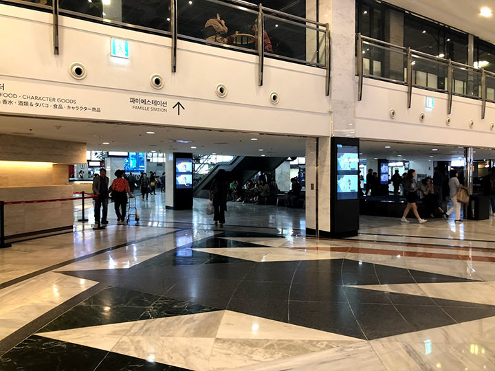 下电梯后右边即时湖南线候车处