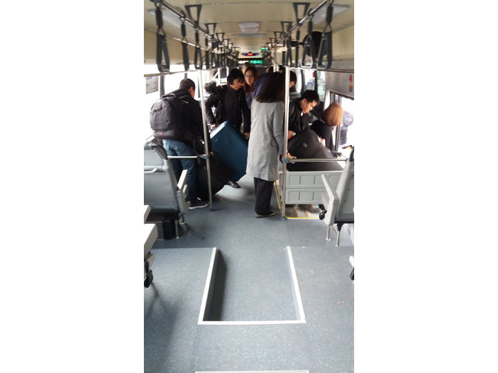 巴士分为两种设计,一是空间充足可存放大量行李的,二是空间窄小但座位较多的,旅客可根据个人需要选择搭乘合适的巴士。