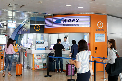 醒目橙色标识的旅客服务中心