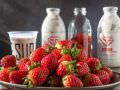 使用每天清晨农场采摘的新鲜草莓