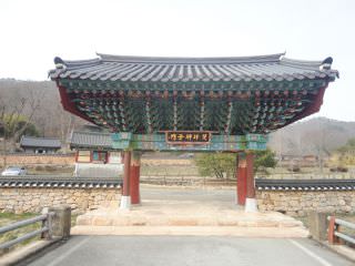 寺庙入口的“双峰狮子门”