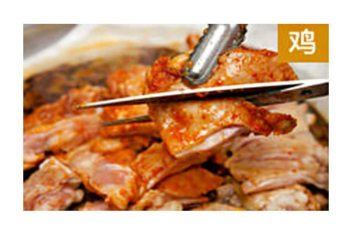 炭鸡
在酱油里泡过一晚的宫中铁板鸡和用辣酱拌过的调味铁板鸡,在烤制时会垫上一层用木炭和韩纸做的箔纸,将油彻底滤去,美味又健康,平价的餐馆里也能吃出高级的味道。