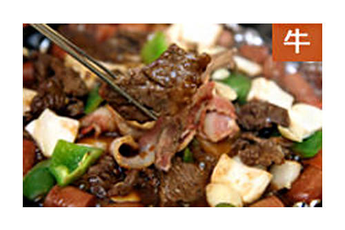 大胡子牛排
说到牛排,您也许会想到以刀叉进食的西餐,但你有没有尝试过用筷子配上泡菜、大酱汤来佐餐的韩式牛排呢?位置靠近“明宝艺术厅”,看完演出之后也可以来这里用餐。