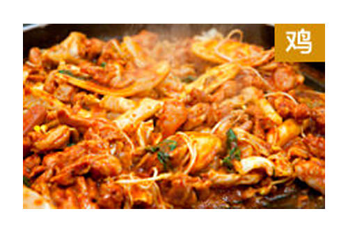 春川家铁板鸡荞麦面
辣味十足的鸡肉配上香喷喷的奶酪和各种蔬菜——来韩国时怎能错过这道久经食客考验的春川铁板鸡!深夜营业,还能在新村的街头感受学生街的夜晚,是不是很不错?