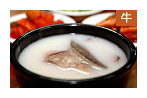 里门雪浓汤
在韩国品尝美食的同时,也一定不要错过这些有着深厚历史积淀的老字号。被评为“雪浓汤的自尊心”的里门雪浓汤,每一口汤都经过18个小时的熬制,就着甜辣爽口的萝卜泡菜,吃在口中都是香浓的回味。