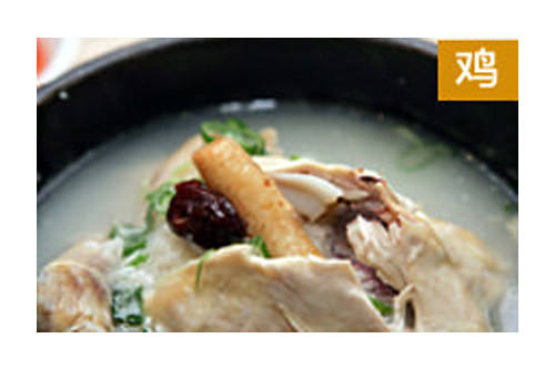 长安参鸡汤
选用生长期为30~40天的童子鸡并在鸡腹中填入糯米、高丽人参、大枣、栗子等营养食材熬成的参鸡汤,不仅肉质滑嫩,汤头也很清爽,吃过后对于补充体力很有帮助哦!更有轻便外带装,好东西记得与家人分享哦!