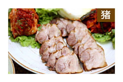 仁寺洞大蒜菜包肉
大蒜菜包肉是这里的招牌菜品,随着蒜汁调料一起端上来。您可以将香气十足的猪肉直接蘸上蒜汁食用,也可以在新鲜的蔬菜中放上猪肉、泡菜、青椒等卷起来后一起放入口中,尽享美味。