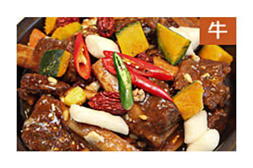 鬼怪调味牛肉
韩国的牛肉不仅可以烤着吃,这种透着清甜咸香口味的调味牛肉也很值得一试哦。位于东大门附近的“鬼怪调味牛肉”,薄薄的牛肉片与葱丝和蘑菇等一起被慢慢煨熟,牛肉片嚼在口中又香又嫩,吃完后唇齿留香。