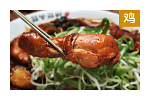 凤雏炖鸡
用一整只鸡,加入粉丝、辣椒、土豆等蔬菜,放入辣椒而炖煮的韩国传统饮食。柔软的鸡肉、透出甜味的蔬菜、Q弹的粉丝,还有可以用来缓解辣味的盐水萝卜泡菜,最后再用吃完的炖鸡汤汁来炒饭,绝对超好吃!