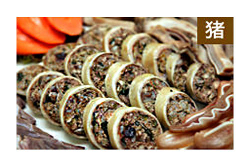 九月山
韩国的米肠一般是在猪肠衣里灌上粉条制成,而九月山的米肠却是实实在在地塞满了精猪肉和蔬菜哦,嚼起来很有满足感。另外在这里还能吃到美味的猪蹄,用来下酒最合适。