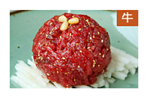 景福宫烤肉店
牛肉也能生着吃?当然咯!这种生拌牛肉 对牛肉本身的新鲜度要求极高,因此只在一些烤牛肉专营店内吃得到。将切成丝的梨子与牛肉拌在一起,交织的口感可是绝妙的享受哦!