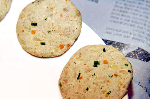 将拌好的馅料捏成圆圆的形状