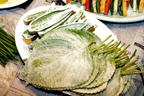 裹上面衣的苏子叶和青椒