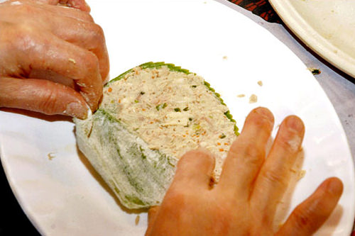 将馅料包进叶中