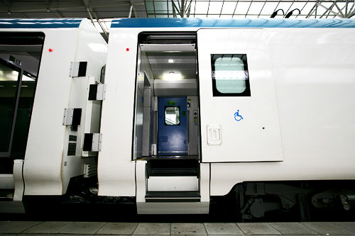 设有无障碍座位的车厢门上有特殊标识