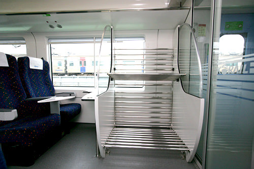 各车厢的行李架