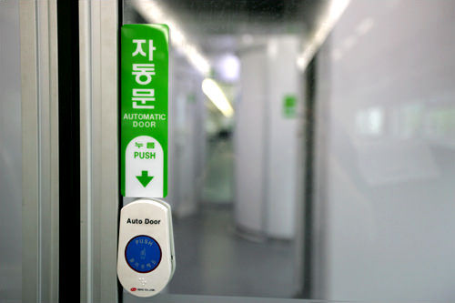 连接各个车厢的自动门