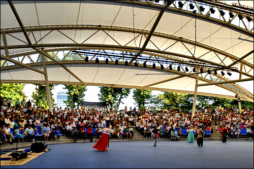 由于是中秋前夕,场内观众爆满