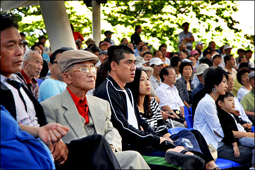 男女老少都来观看演出