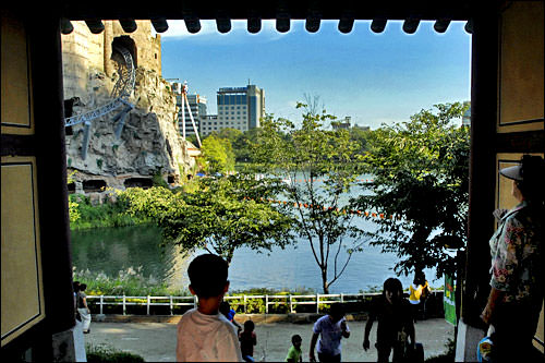 位于乐天世界旁边