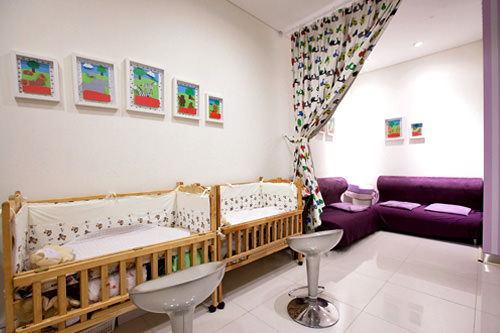 理由2:
便于宝宝出行的便利设施完备!
机场、火车站乃至地铁的很多要站都设有哺乳室。各大机场的哺乳室分布图请见各航站楼示意图,
地铁线路上的哺乳室位置可参考站内标示图。很多公共卫生间里也设有干净的纸尿裤更换台,并在自动售货机有湿巾、纸尿裤等出售。