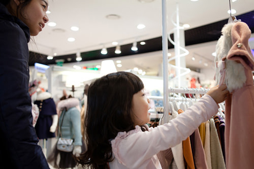 理由4:
为宝宝购买礼物的选择多多!
衣服、电玩、婴幼儿用品等都是韩国的长项,带宝宝亲子游的同时,为宝宝添置些行头吧。