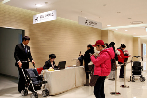 理由3:
环境良好、服务到位!
韩国社会治安环境良好,带宝宝出行安心。而且相关服务到位,各大购物中心、景点、
美食店一般都提供婴儿车租赁服务及儿童用餐椅等。而大型超市里卖有使用方便的小包装奶粉及辅食,可供应急。