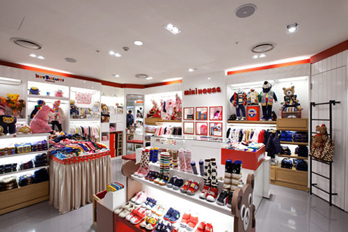 百货店
各地
韩国四大百货——乐天、新世界、现代、Galleria,购物环境时尚高雅,各项设施一应俱全,地下都有超市和美味食品街,是爸爸妈妈和宝宝一起逛街的好地方。
CHECK
-婴儿车租赁服务:○(免费)
-婴儿休息室:○
-哺乳室:○
-婴幼儿咖啡厅:部分有
-楼顶庭院:部分有
-童装层:○
-美食街:○