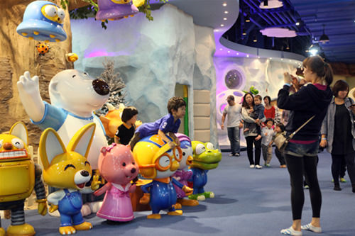 D-Cube City
汝矣島、永登浦、麻浦
位于首尔西部的新道林,不仅设施齐全,还拥有以韩国儿童心目中最喜欢的宝露露为主题的乐园,冰山迷宫、滑滑梯、积木场……地下2层也有超市。
CHECK
-婴儿车租赁服务:○(免费,1层)
-婴儿休息室:○(4层)
-哺乳室:○(4层)
-婴幼儿咖啡厅:○(4层)
-楼顶庭院:○(2~7层都设有露台)
-童装层:○(4层)
-美食街:○(4层)