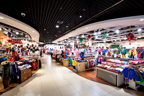 斗塔
东大门
位于宝爸宝妈们来韩必逛的东大门,时尚大厦中的代表!6层的童装楼层聚集了60多家店铺,流行元素、个性风格都在这里!把自己和宝宝都打扮入时吧。
CHECK
-婴儿车租赁服务:○(免费,1层)
-婴儿休息室:○(6层)
-哺乳室:○(6层)
-婴幼儿咖啡厅:○(6层)
-楼顶庭院:○(8层)
-童装层:○(6层)
-美食街:○(各层)