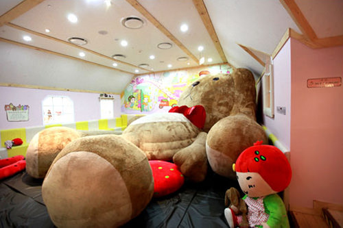 时代广场
汝矣島、永登浦、麻浦
在这多元文化空间里,有孩子们喜爱的“最爱草莓 ”儿童地带,可让宝宝玩个够,旁边有以“Paw in Paw”为代表的韩国知名品牌童装店及大型超市“易买得”。
CHECK
-婴儿车租赁服务:○(免费,1层)
-婴儿休息室:○(B2层)
-哺乳室:○(B2层)
-婴幼儿咖啡厅:○(B2层)
-楼顶庭院:○(5层)
-童装层:○(B2层)
-美食街:○(B1层)