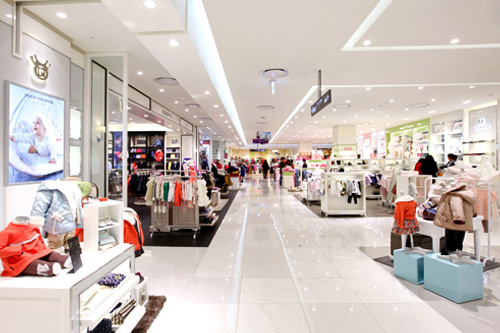 乐天商城金浦机场
首尔西部
最大规模的购物中心,周边有生态公园,儿童用品一应俱全,地下的乐天玛特有玩具层,带宝宝去楼顶庭院看飞机起飞降落也是不错的亲子体验哦。
CHECK
-婴儿车租赁服务:○(免费、B2层)
-婴儿休息室:○(B1、2、5层)
-哺乳室:○(B1、2、5层)
-婴幼儿咖啡厅: ×
-楼顶庭院:○(6层)
-童装层:○(5层)
-美食街:○(B1、B2层