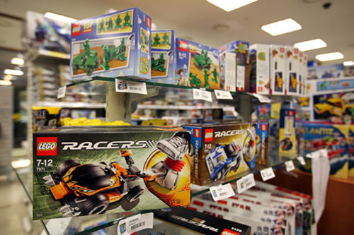 新道林Techno Mart
汝矣島、永登浦、麻浦
以电子产品闻名!内有专门的儿童天地,还有便于为宝宝选购礼物的玩具专卖店及游戏中心,会让宝宝流连忘返哦。地下2层有“易买得”。
CHECK
-婴儿车租赁服务:○(免费、6层)
-婴儿休息室:○(6层)
-哺乳室:○(6层)
-婴幼儿咖啡厅:○(6层)
-楼顶庭院:○(11层)
-童装层: ×
-美食街:○(10层)