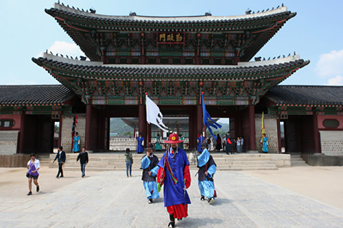 景福宫
市厅、光化门
相当于中国的紫禁城,自然美景和历史古韵并在,每天会有王宫守门将交接仪式。还设有专为儿童精心打造的国立儿童博物馆。
费用
-24周岁以下免费
-24周岁以上 3,000韩元
CHECK
-婴儿车租赁服务:○(免费)
-哺乳室:○
-婴儿休息室:×