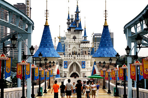 乐天世界
蚕室
让孩子们感受下韩国的儿童游乐园,室内外游乐设施多多,到处充斥着童话世界般的布景和兴奋的欢呼声。随孩子们嗨起来吧!
费用
-1日通票(09:30~23:00)
-13周岁以下 36,000韩元
-13~18周岁 40,000韩元
-18周岁以上 46,000韩元
※具体票价详见报道。
CHECK
-婴儿车租赁服务:○(3,000韩元/1天)
-哺乳室:○
-婴儿休息室:○