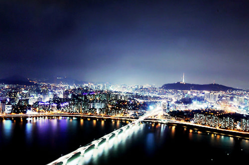 63大夏
汝矣島、永登浦、麻浦
伫立在汉江江畔,外表金碧辉煌,内里有大型的水族馆、蜡像馆、展望台、表演大厅等,是适合全家游玩的复合型文化空间。
费用
-各设施10,000~15,000韩元
-套票25,000~34,000韩元
※大人和儿童票价有差异,
具体票价详见报道。
CHECK
-婴儿车租赁服务:○(1,000韩元/1天)
-哺乳室:○
-婴儿休息室:×