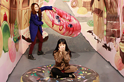 爱来魔相艺术馆
仁寺洞
超越想象的3D立体美术馆,让孩子们释放童真天性尽情搞怪,和父母一起欣赏这些艺术品的同时充分发挥创意,留下精彩又特别的一张张记忆吧。
费用
-3周岁以下 免费
-3~12周岁 10,000韩元
-13~18周岁 11,000韩元
-成人 12,000韩元
※大人和儿童票价有差异,具体票价详见报道。
CHECK
-婴儿车租赁服务:×
-哺乳室:×
-婴儿休息室:×