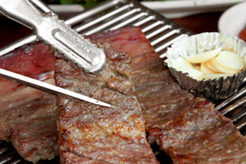 景福宫烤肉店
明洞
POINT
1.烤牛肉、猪肉及各种韩国家常主食类料理,选择多多,味道也很赞。
2.有桌椅席及韩国特有的坐垫席,装修也极富韩国传统风格。
3.店内提供接送服务,带着宝宝也可方便前往。还有会中文的职员哦。
CHECK
-儿童用餐椅:×