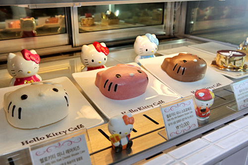 Hello Kitty咖啡厅
新村、梨大
POINT
1.宝宝们都喜欢可爱的Kitty吧,这里到处都可看到她的影子哦。
2.爸比妈咪喝咖啡,宝宝们可以享受Kitty型的华夫饼、蛋糕以及冰淇淋、热狗等。
3.出售周边产品,穿韩服的韩国版Kitty也一应俱全哦。
CHECK
-儿童用餐椅: ○