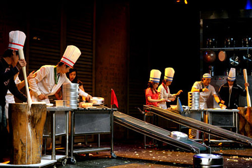 欣赏演出
如果宝宝4周岁以上,不妨带上一起欣赏一出火爆全球的韩国精彩无言剧表演《乱打》!