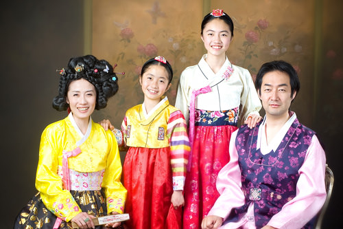 韩剧照相体验
来古馆、韩服照相馆来一张宝宝的韩服照怎样?全家合影也别有一番纪念意义哦!