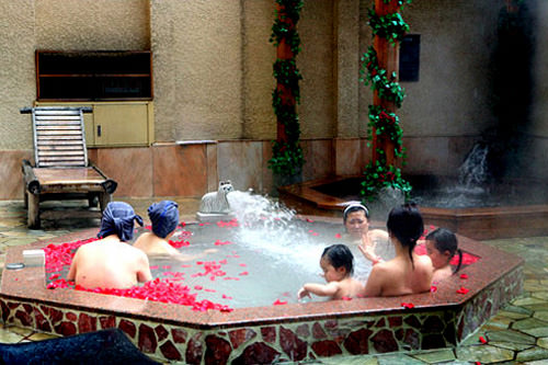 桑拿浴
和孩子一起蒸桑拿浴、互相搓背、做个羊角头巾、吃着煮鸡蛋……极具韩国特色的亲子体验哦!