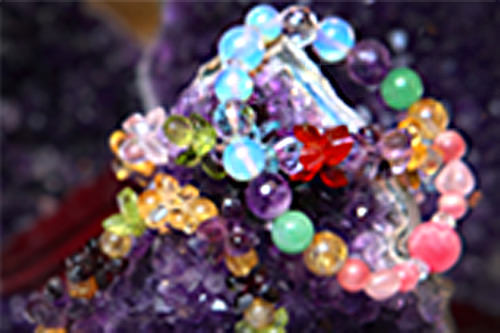 东光社
在明洞附近购买用紫水晶和能量石制作的首饰,让绚丽的饰品带个你正能量。