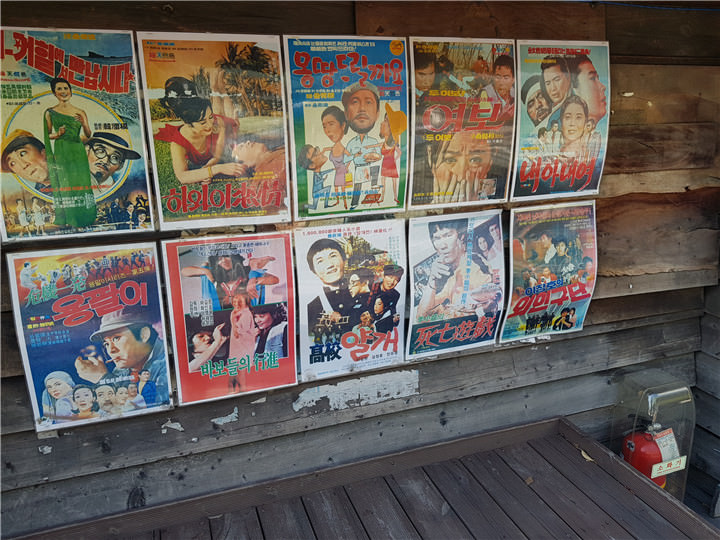 这些电影画报中反映了当时的韩国生活与当时韩国人的衣着打扮