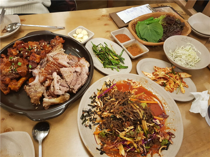 大盘的猪蹄加上大盘的冷拌面满满的幸福感