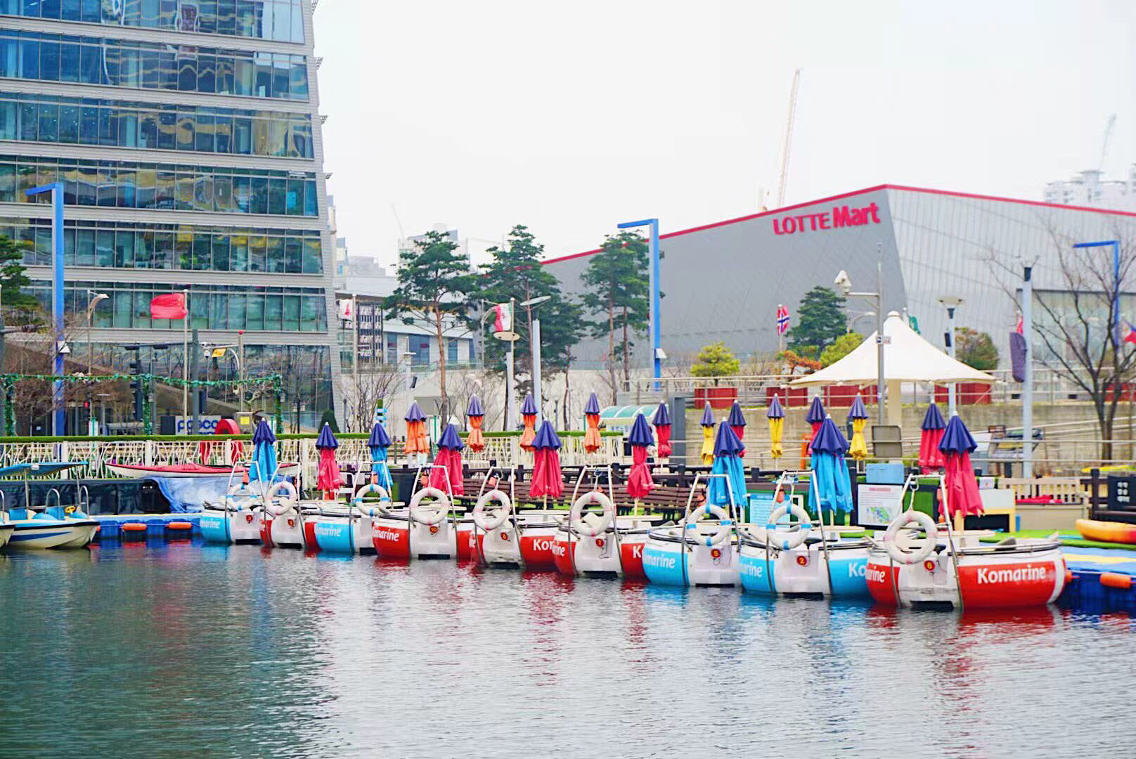 公园里适合赏景的观光船只